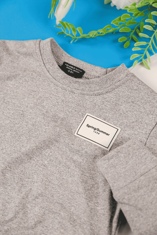 طقم قطعتين ولادي أطفال شتوي لون رصاصي بطبعات من الأمام و بأكمام طويلة و رباط و زم من الخصر