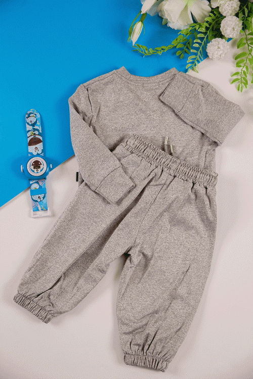 طقم قطعتين ولادي أطفال شتوي لون رصاصي بطبعات من الأمام و بأكمام طويلة و رباط و زم من الخصر