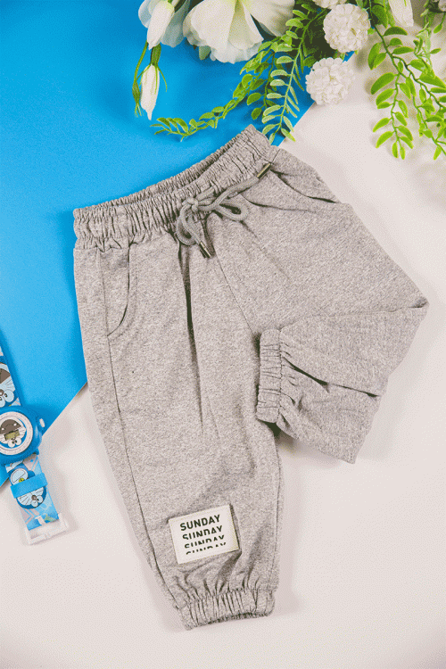 طقم قطعتين ولادي أطفال شتوي لون رصاصي بطبعات من الأمام و بأكمام طويلة و رباط و زم من الخصر