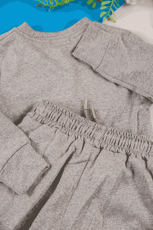 طقم قطعتين ولادي أطفال شتوي لون رصاصي بطبعات من الأمام و بأكمام طويلة و رباط و زم من الخصر