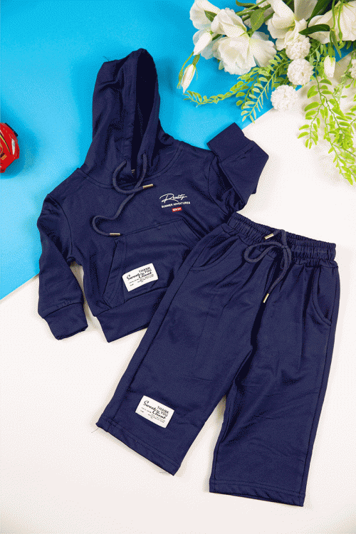 طقم قطعتين ولادي أطفال شتوي لون كحلي بكتابات من الأمام و بقبعة رأس  و أكمام طويلة و رباط و زم من الخصر