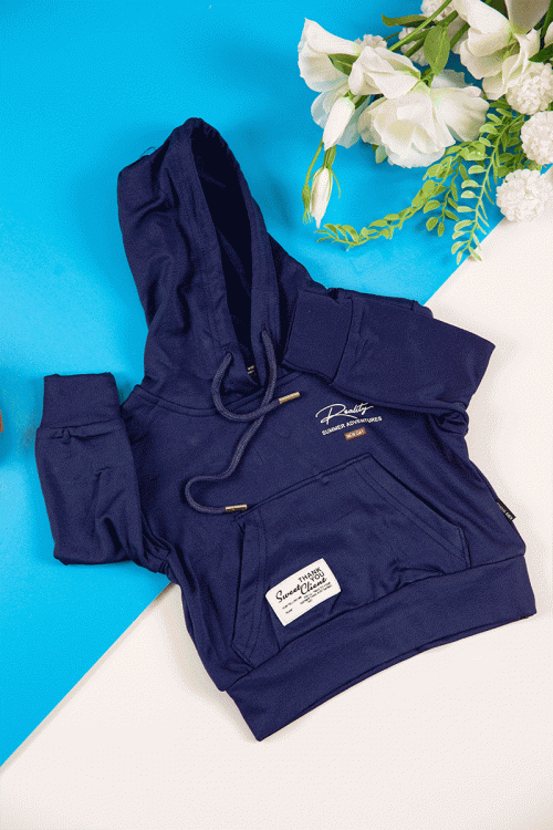 طقم قطعتين ولادي أطفال شتوي لون كحلي بكتابات من الأمام و بقبعة رأس  و أكمام طويلة و رباط و زم من الخصر