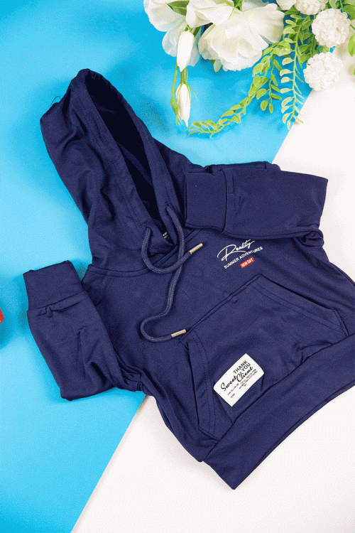 طقم قطعتين ولادي أطفال شتوي لون كحلي بكتابات من الأمام و بقبعة رأس  و أكمام طويلة و رباط و زم من الخصر