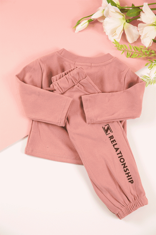 طقم قطعتين ولادي أطفال شتوي لون خربزي بكتابات من الأمام و بأكمام طويلة و رباط و زم من الخصر