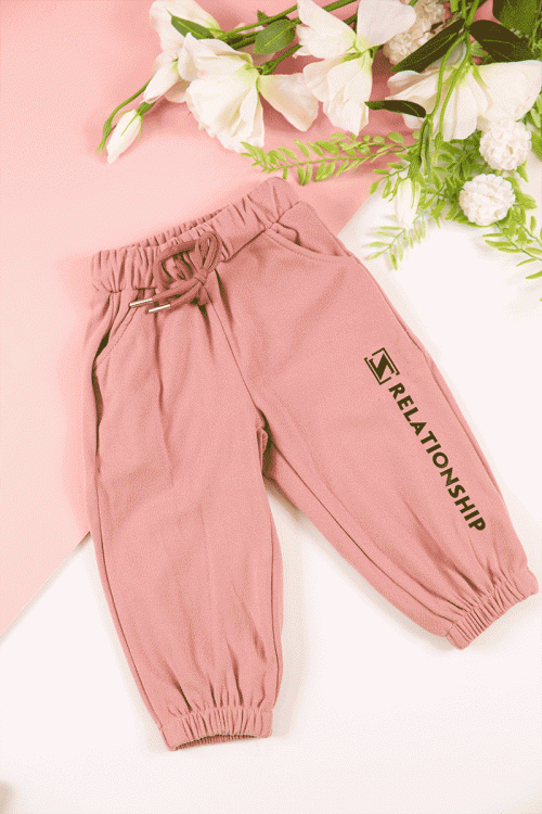 طقم قطعتين ولادي أطفال شتوي لون خربزي بكتابات من الأمام و بأكمام طويلة و رباط و زم من الخصر