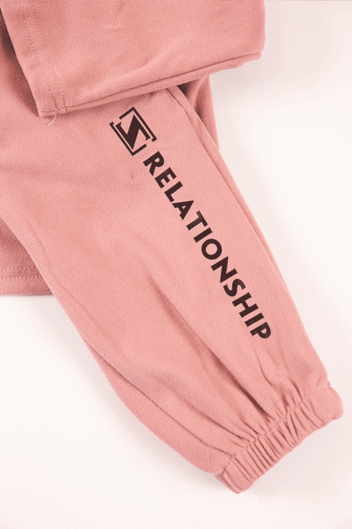 طقم قطعتين ولادي أطفال شتوي لون خربزي بكتابات من الأمام و بأكمام طويلة و رباط و زم من الخصر