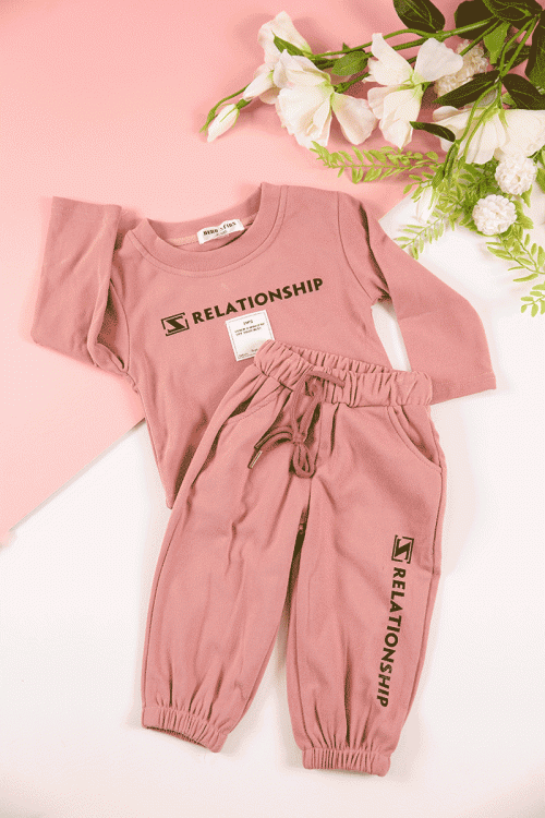 طقم قطعتين ولادي أطفال شتوي لون خربزي بكتابات من الأمام و بأكمام طويلة و رباط و زم من الخصر