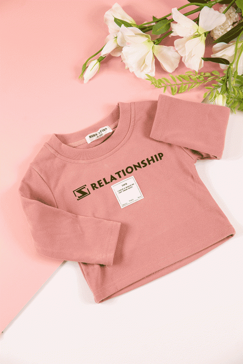 طقم قطعتين ولادي أطفال شتوي لون خربزي بكتابات من الأمام و بأكمام طويلة و رباط و زم من الخصر