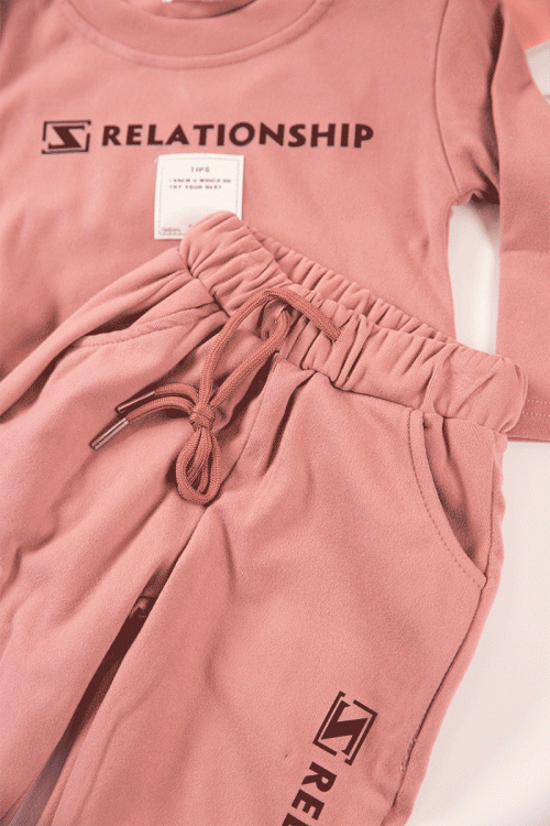 طقم قطعتين ولادي أطفال شتوي لون خربزي بكتابات من الأمام و بأكمام طويلة و رباط و زم من الخصر