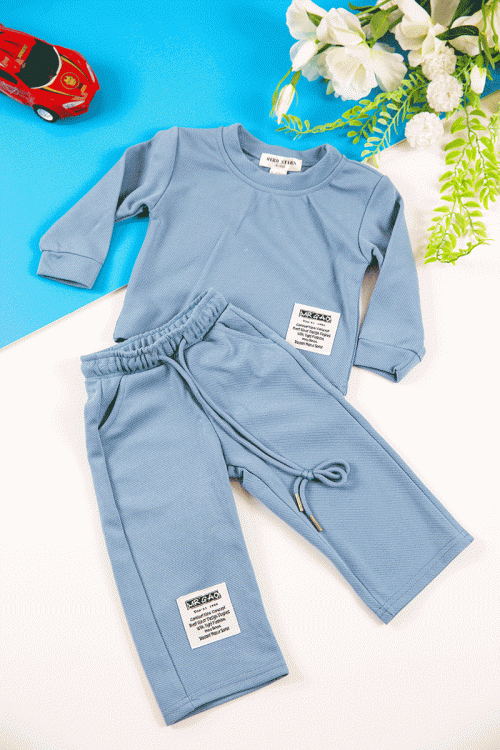 طقم قطعتين ولادي أطفال شتوي لون سماوي مزين بكتابات و أكمام طويلة و رباط و زم من الخصر