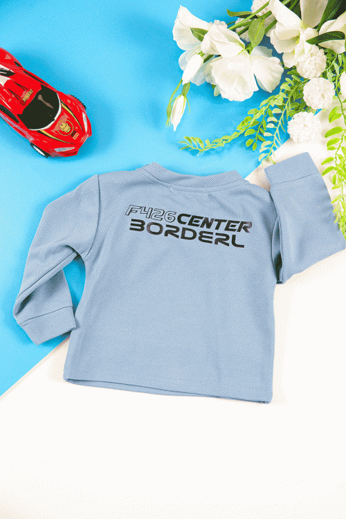 طقم قطعتين ولادي أطفال شتوي لون سماوي مزين بكتابات و أكمام طويلة و رباط و زم من الخصر