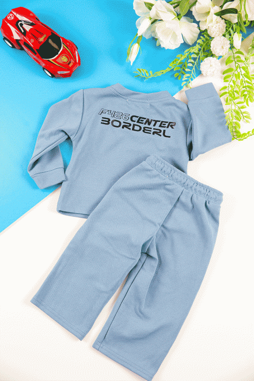 طقم قطعتين ولادي أطفال شتوي لون سماوي مزين بكتابات و أكمام طويلة و رباط و زم من الخصر