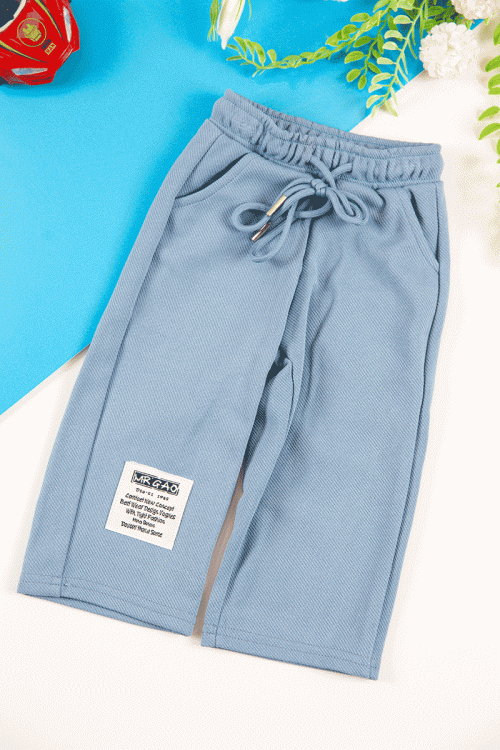 طقم قطعتين ولادي أطفال شتوي لون سماوي مزين بكتابات و أكمام طويلة و رباط و زم من الخصر