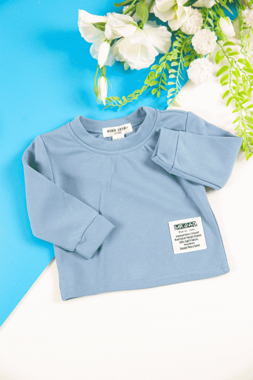 طقم قطعتين ولادي أطفال شتوي لون سماوي مزين بكتابات و أكمام طويلة و رباط و زم من الخصر