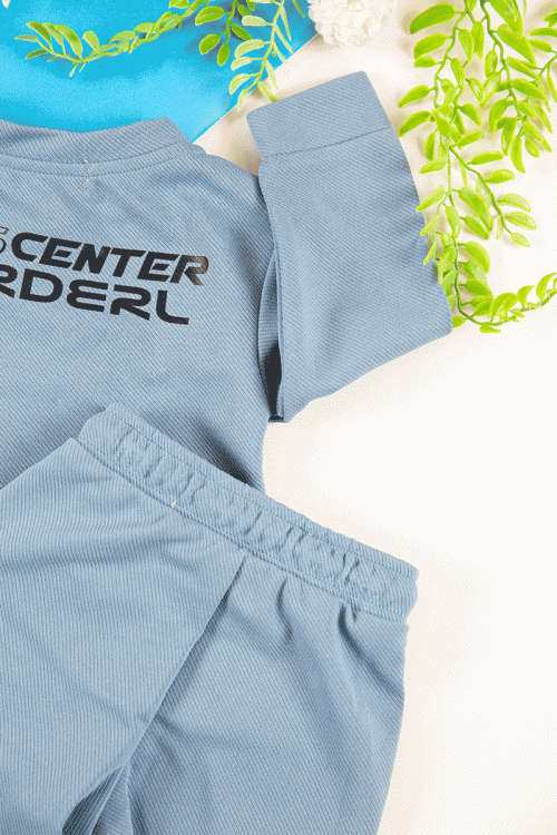 طقم قطعتين ولادي أطفال شتوي لون سماوي مزين بكتابات و أكمام طويلة و رباط و زم من الخصر