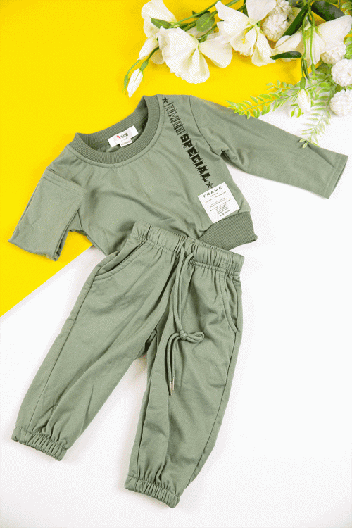 طقم قطعتين ولادي أطفال شتوي لون أخضر مزين بكتابات من الأمام و أكمام طويلة و رباط و زم من الخصر