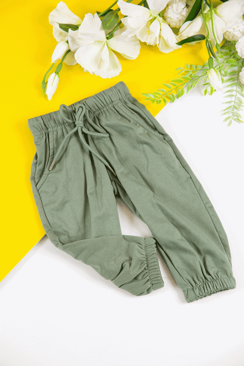 طقم قطعتين ولادي أطفال شتوي لون أخضر مزين بكتابات من الأمام و أكمام طويلة و رباط و زم من الخصر