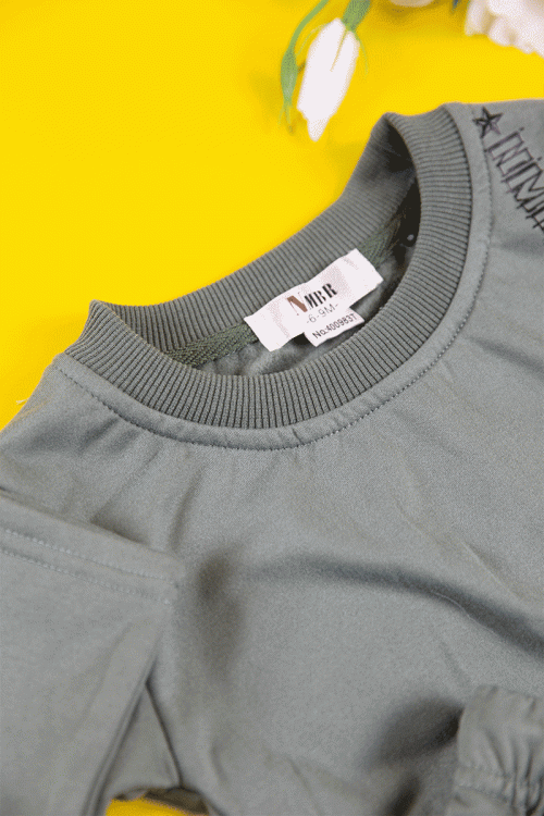 طقم قطعتين ولادي أطفال شتوي لون أخضر مزين بكتابات من الأمام و أكمام طويلة و رباط و زم من الخصر