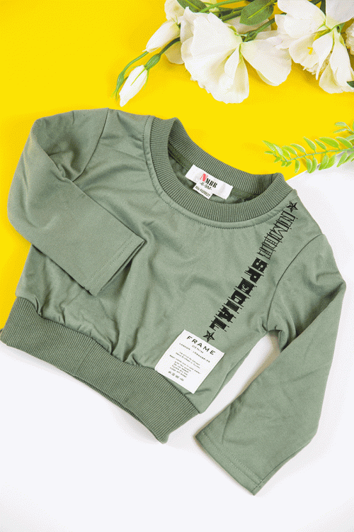 طقم قطعتين ولادي أطفال شتوي لون أخضر مزين بكتابات من الأمام و أكمام طويلة و رباط و زم من الخصر