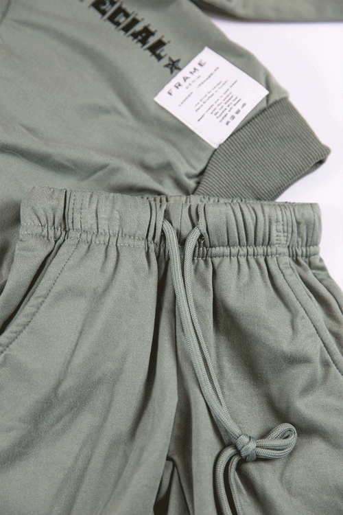 طقم قطعتين ولادي أطفال شتوي لون أخضر مزين بكتابات من الأمام و أكمام طويلة و رباط و زم من الخصر