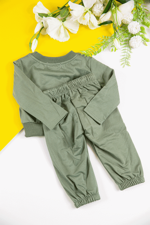 طقم قطعتين ولادي أطفال شتوي لون أخضر مزين بكتابات من الأمام و أكمام طويلة و رباط و زم من الخصر