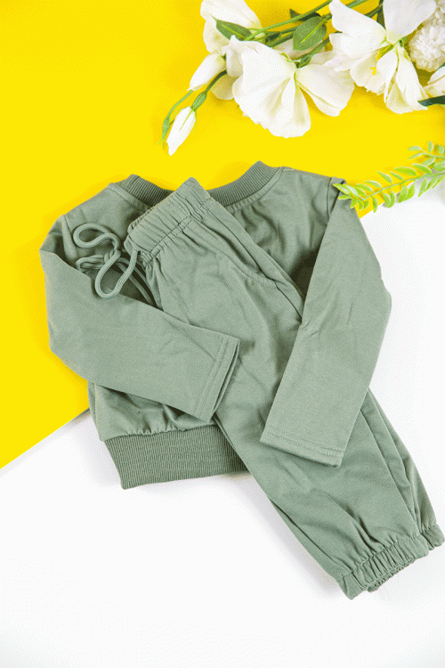 طقم قطعتين ولادي أطفال شتوي لون أخضر مزين بكتابات من الأمام و أكمام طويلة و رباط و زم من الخصر