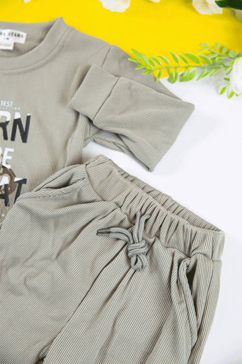 طقم قطعتين ولادي أطفال شتوي لون بيج مزين بكتابات و أكمام طويلة و رباط و زم من الخصر