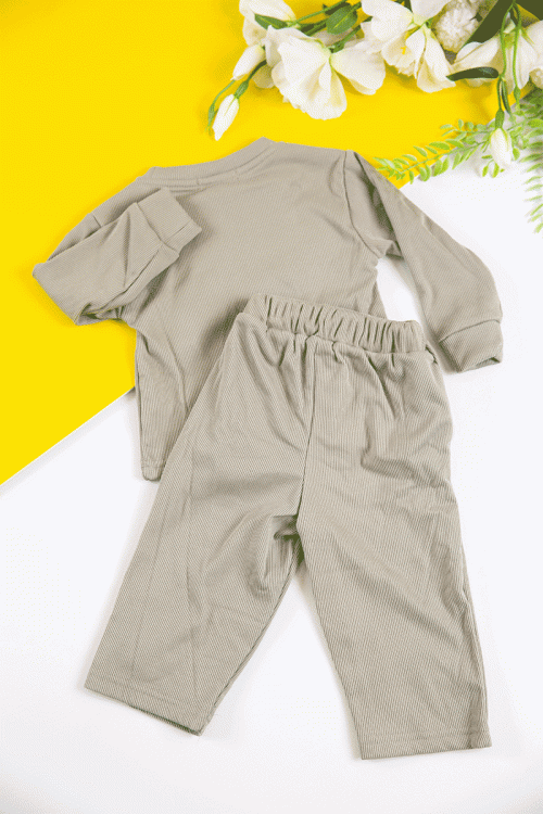 طقم قطعتين ولادي أطفال شتوي لون بيج مزين بكتابات و أكمام طويلة و رباط و زم من الخصر