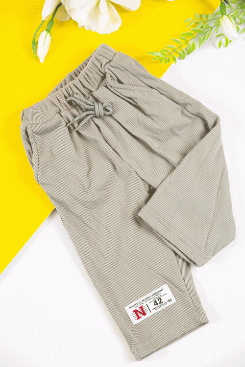 طقم قطعتين ولادي أطفال شتوي لون بيج مزين بكتابات و أكمام طويلة و رباط و زم من الخصر