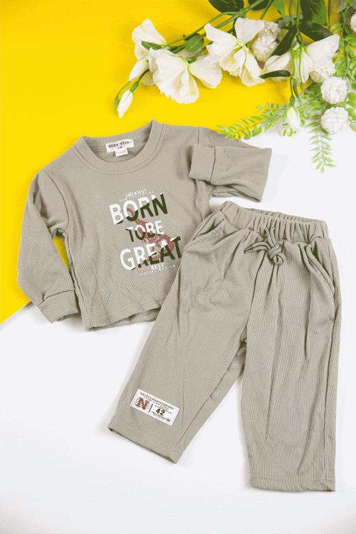 طقم قطعتين ولادي أطفال شتوي لون بيج مزين بكتابات و أكمام طويلة و رباط و زم من الخصر