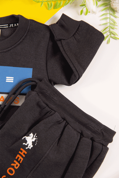 طقم قطعتين ولادي أطفال شتوي لون أسود مزين بكتابات و طبعات و بأكمام طويلة و رباط و زم من الخصر