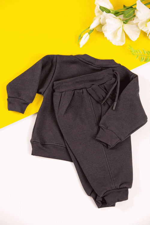 طقم قطعتين ولادي أطفال شتوي لون أسود مزين بكتابات و طبعات و بأكمام طويلة و رباط و زم من الخصر