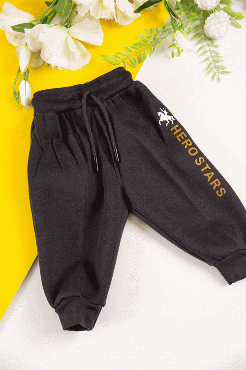 طقم قطعتين ولادي أطفال شتوي لون أسود مزين بكتابات و طبعات و بأكمام طويلة و رباط و زم من الخصر