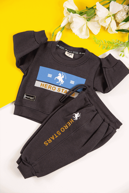 طقم قطعتين ولادي أطفال شتوي لون أسود مزين بكتابات و طبعات و بأكمام طويلة و رباط و زم من الخصر