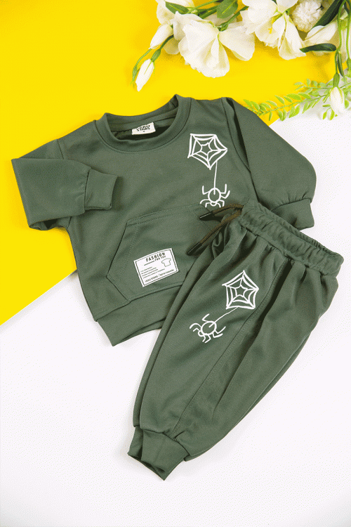 طقم قطعتين ولادي أطفال شتوي لون أخضر مزين بكتابات و طبعات ذو جيوب أمامية و بأكمام طويلة و رباط و زم من الخصر
