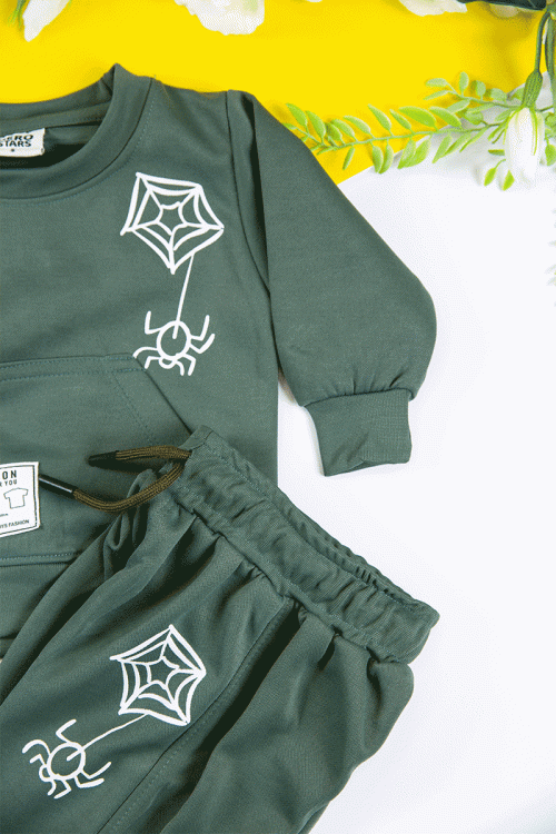 طقم قطعتين ولادي أطفال شتوي لون أخضر مزين بكتابات و طبعات ذو جيوب أمامية و بأكمام طويلة و رباط و زم من الخصر