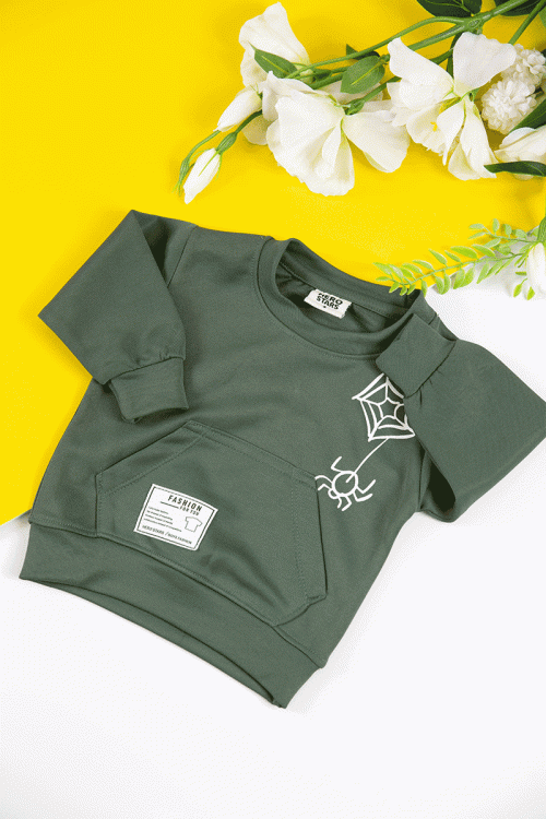 طقم قطعتين ولادي أطفال شتوي لون أخضر مزين بكتابات و طبعات ذو جيوب أمامية و بأكمام طويلة و رباط و زم من الخصر