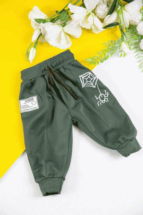 طقم قطعتين ولادي أطفال شتوي لون أخضر مزين بكتابات و طبعات ذو جيوب أمامية و بأكمام طويلة و رباط و زم من الخصر