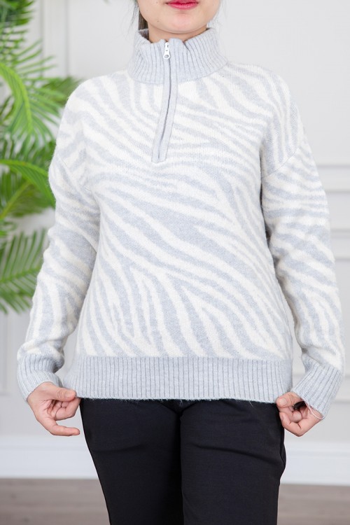 سويتر نسائي شتوي صوف لون أبيض و رمادي بياقة عالية و بأكمام طويلة و سحاب قصير من الأمام