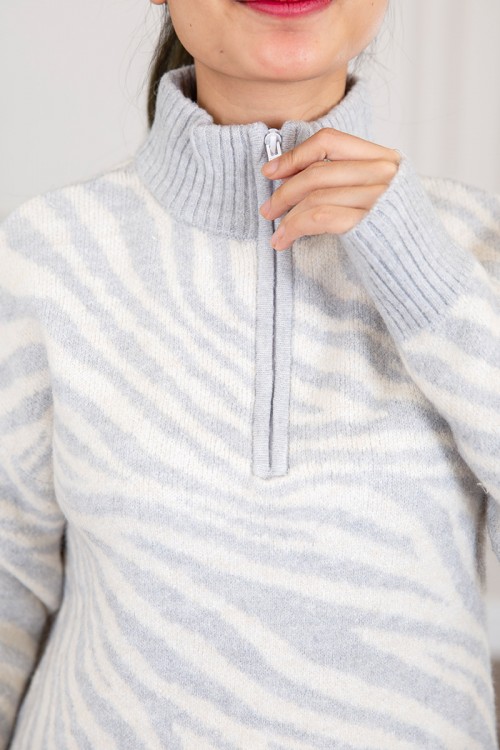 سويتر نسائي شتوي صوف لون أبيض و رمادي بياقة عالية و بأكمام طويلة و سحاب قصير من الأمام