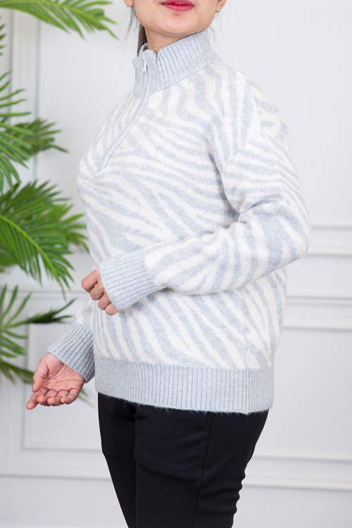 سويتر نسائي شتوي صوف لون أبيض و رمادي بياقة عالية و بأكمام طويلة و سحاب قصير من الأمام