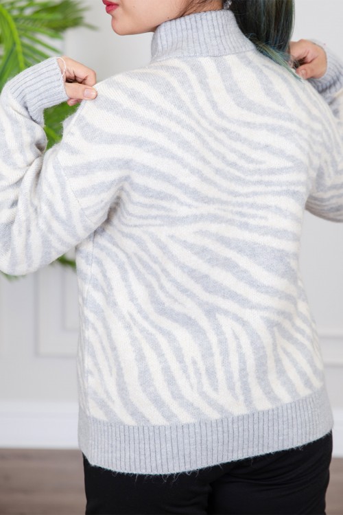 سويتر نسائي شتوي صوف لون أبيض و رمادي بياقة عالية و بأكمام طويلة و سحاب قصير من الأمام