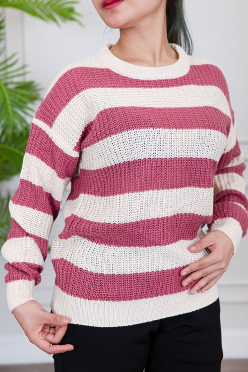 سويتر نسائي شتوي صوف مخطط بلون أبيض و وردي بياقة دائرية و أكمام طويلة
