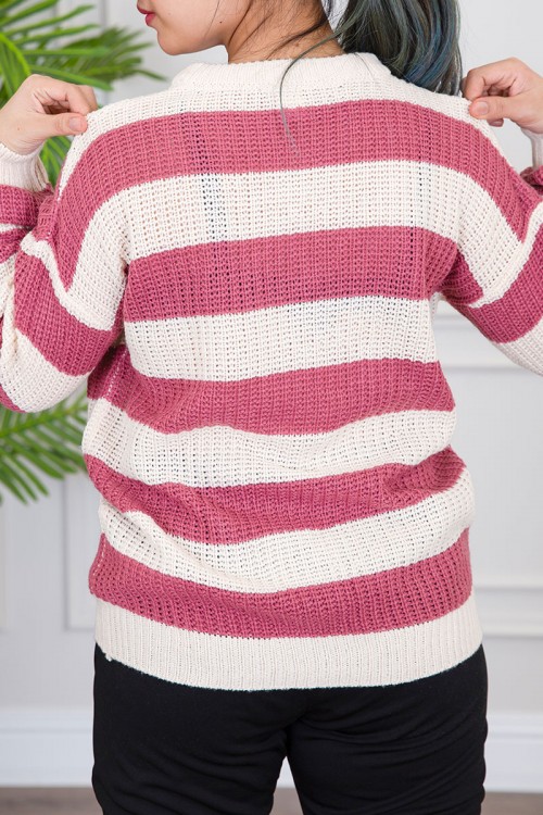 سويتر نسائي شتوي صوف مخطط بلون أبيض و وردي بياقة دائرية و أكمام طويلة