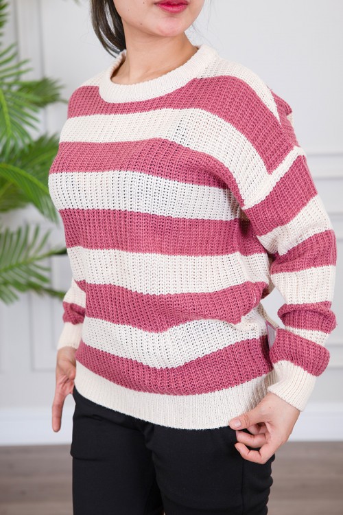 سويتر نسائي شتوي صوف مخطط بلون أبيض و وردي بياقة دائرية و أكمام طويلة