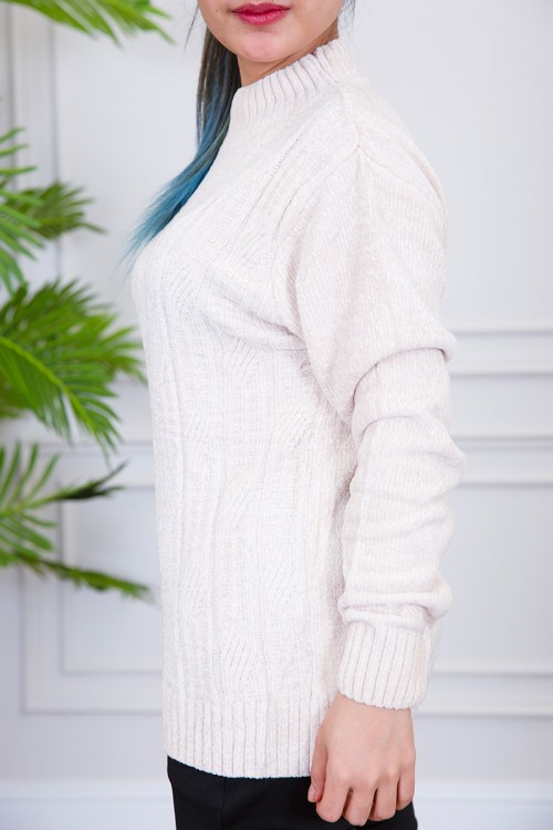 بلوفر نسائي شتوي لون اوف وايت بياقة عالية و أكمام طويلة