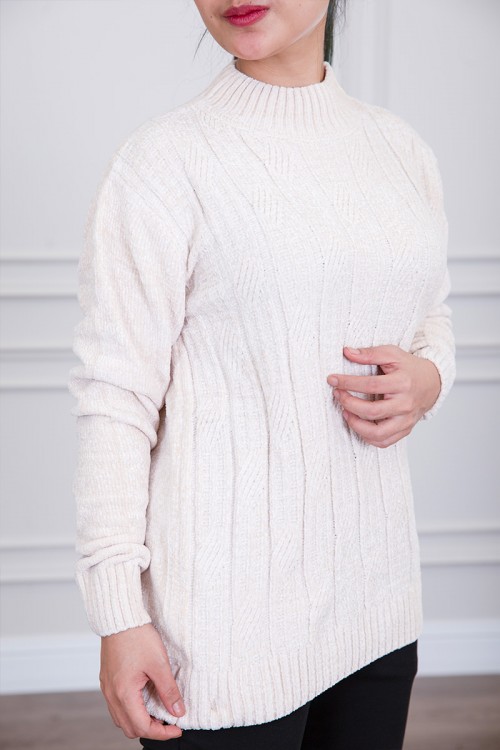 بلوفر نسائي شتوي لون اوف وايت بياقة عالية و أكمام طويلة