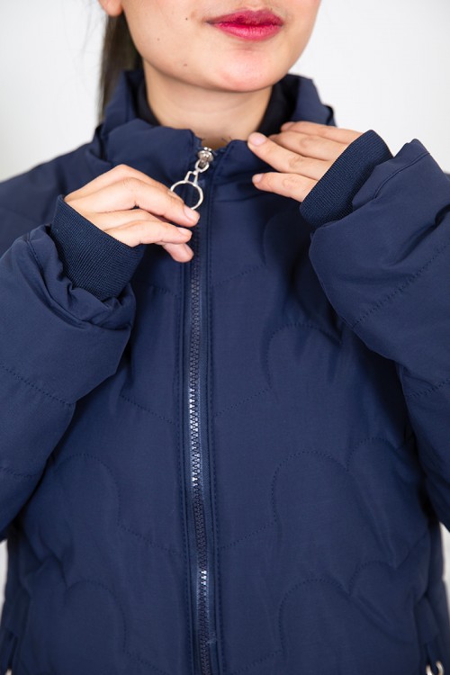 جاكيت نسائي شتوي لون كحلي بقبعة منفصلة قابلة للتركيب و بسحاب و جيوب من الأمام