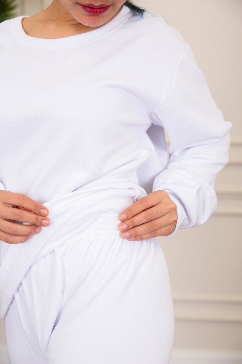 بيجاما نسائية شتوية قطعتين لون أبيض سادة بياقة دائرية و بأكمام و بنطلون طويل