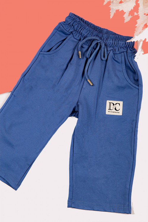 طقم بناتي شتوي قطعتين لون أزرق بكتابات من الأمام و بقبعة رأس  و أكمام طويلة و رباط و زم من الخصر